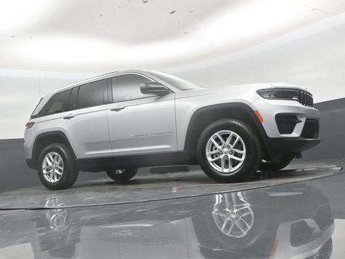 New 2026 Jeep Grand Cherokee Laredo w/ Trailer Tow Package AWD/4WD image 39