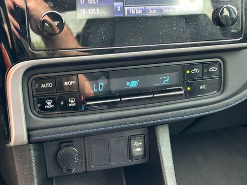Used 2017 Toyota Corolla SE FWD image 25