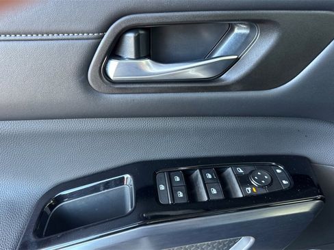 Certified 2024 Nissan Pathfinder SL image 12