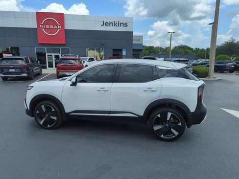 Certified 2025 Nissan Kicks SR FWD image 10