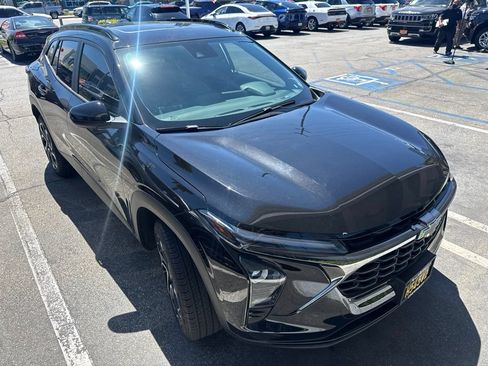 Used 2024 Chevrolet Trax RS w/ Sunroof Package FWD image 6