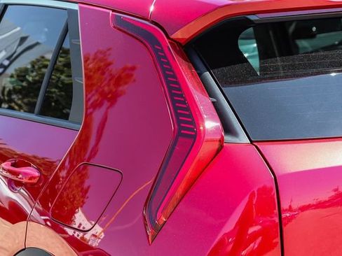Certified 2025 Kia Niro EX FWD image 11