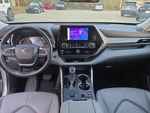 Certified 2024 Toyota Highlander XLE image 18