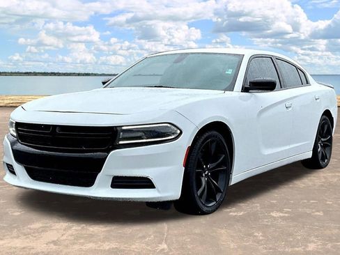Used 2018 Dodge Charger SXT w/ Blacktop Package RWD image 4