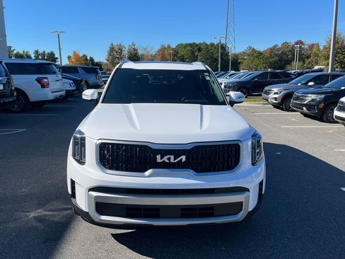 Used 2024 Kia Telluride EX w/ EX Captain's Chair Package image 2