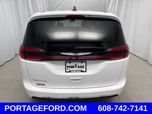 Used 2024 Chrysler Pacifica Touring-L FWD image 3
