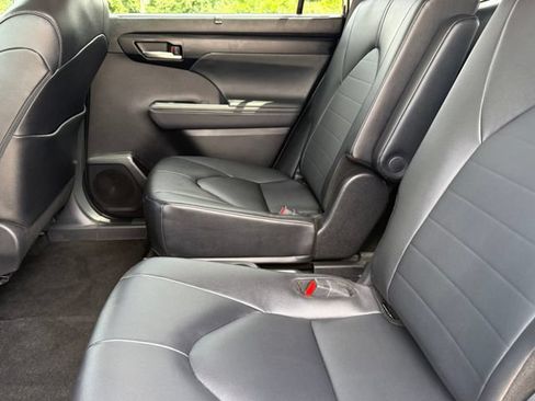 Used 2025 Toyota Highlander XLE FWD image 26