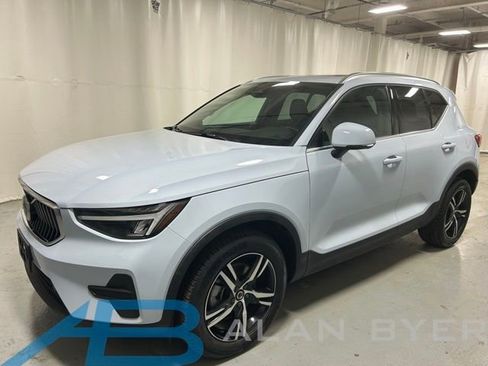 Used 2025 Volvo XC40 B5 Core image 1