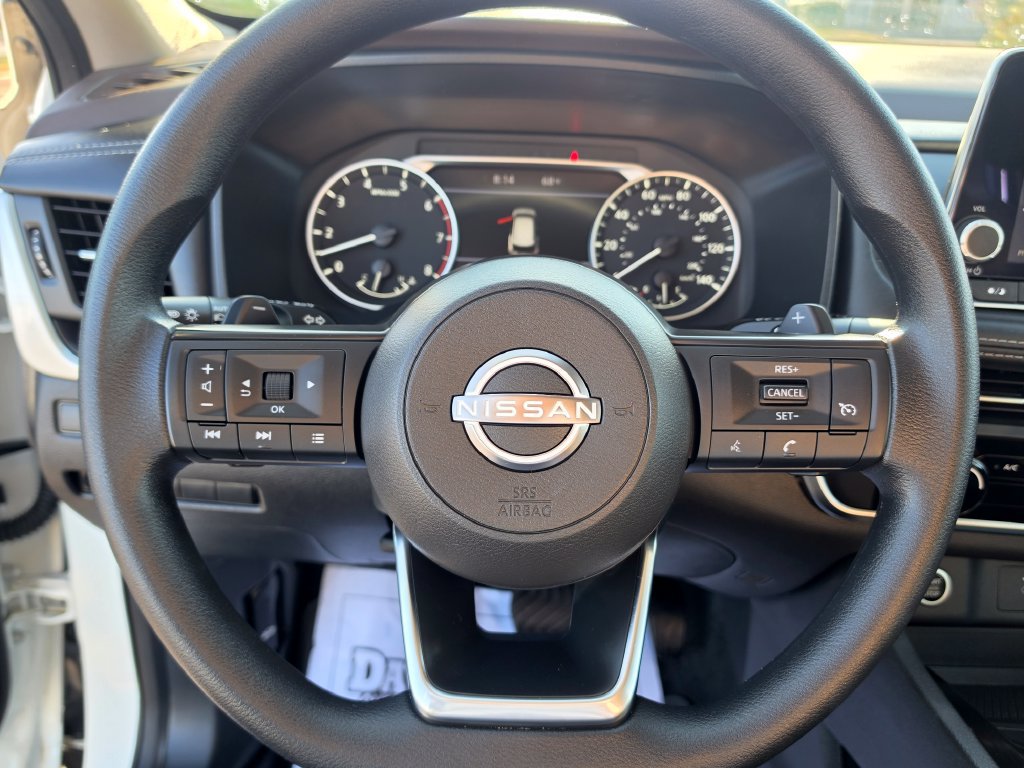 Used 2023 Nissan Rogue S AWD/4WD image 16