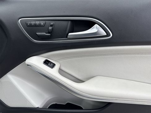 Used 2017 Mercedes-Benz GLA 250 w/ Premium Package image 33