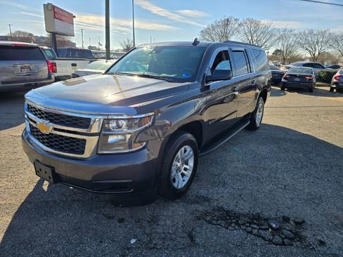 Used 2018 Chevrolet Suburban LT image 3