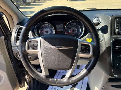 Used 2015 Chrysler Town & Country Touring FWD image 18