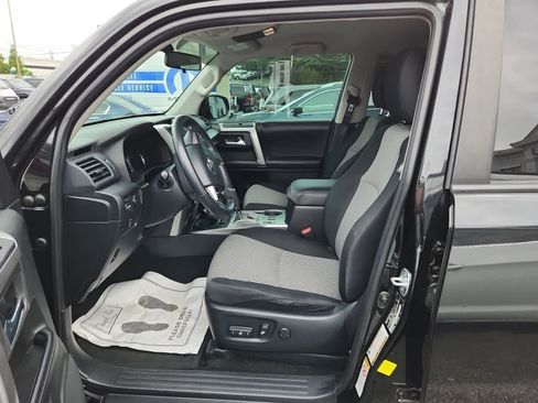 Used 2017 Toyota 4Runner SR5 AWD/4WD image 14