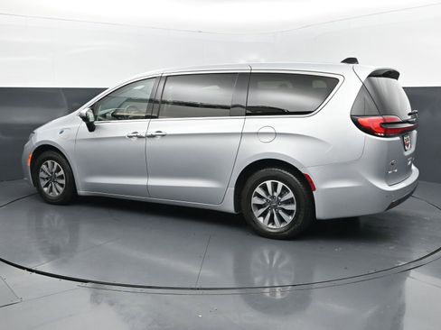 Used 2023 Chrysler Pacifica Touring-L FWD image 3
