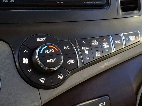 Used 2014 Toyota Sienna XLE image 17