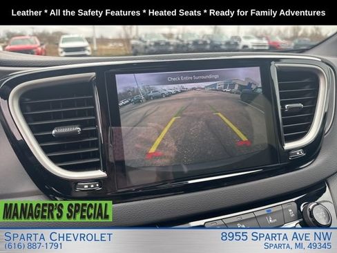 Used 2025 Chrysler Pacifica Select FWD image 18