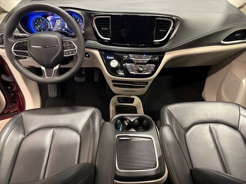 Used 2023 Chrysler Pacifica Touring-L w/ Uconnect Theater Family Group FWD image 4