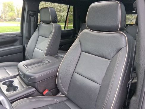 Used 2024 GMC Yukon SLT w/ SLT Premium Package AWD/4WD image 13