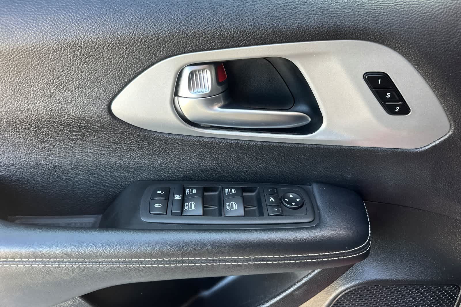 Used 2025 Chrysler Pacifica Limited FWD image 10