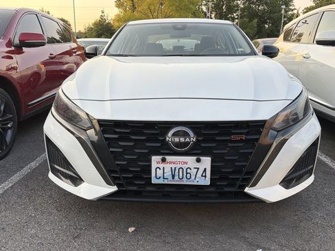 Used 2024 Nissan Altima 2.5 SR FWD image 2