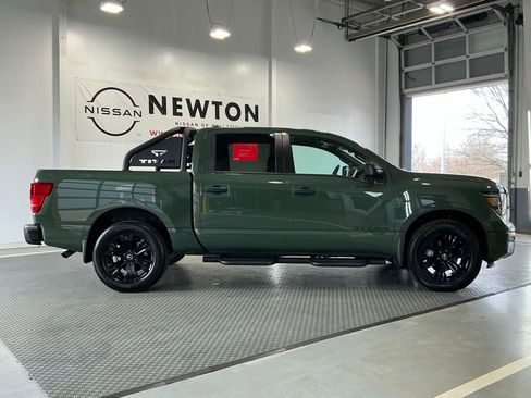 Used 2024 Nissan Titan SV w/ SV Bronze Edition Package image 21