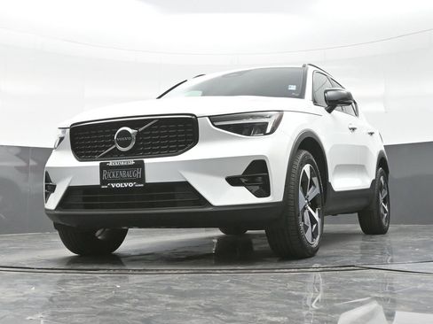 Used 2023 Volvo XC40 B5 Plus w/ Climate Package image 15