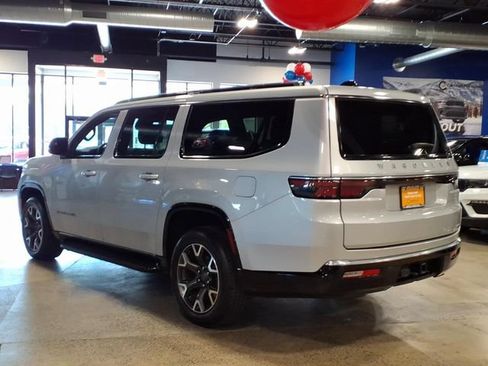 Used 2024 Jeep Wagoneer L Series III w/ Flexible Seating Group AWD/4WD image 8