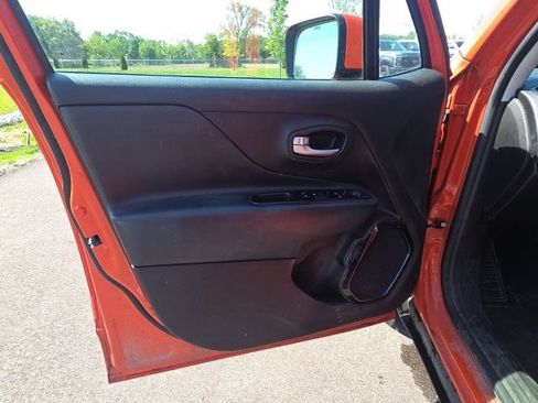 Used 2020 Jeep Renegade Altitude w/ UConnect 8.4 Nav Group FWD image 20