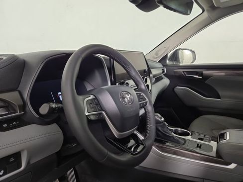 Used 2024 Toyota Highlander Limited image 14