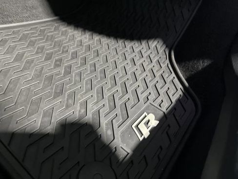 Used 2019 Volkswagen Golf R 4-Door image 33