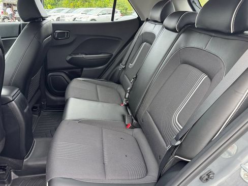 Used 2022 Hyundai Venue Limited FWD image 7