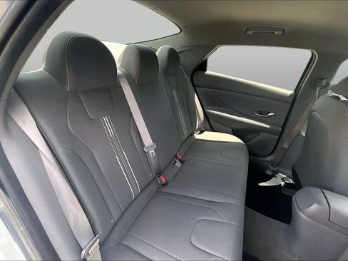 Used 2022 Hyundai Elantra SEL w/ Preferred Accessory Package FWD image 19