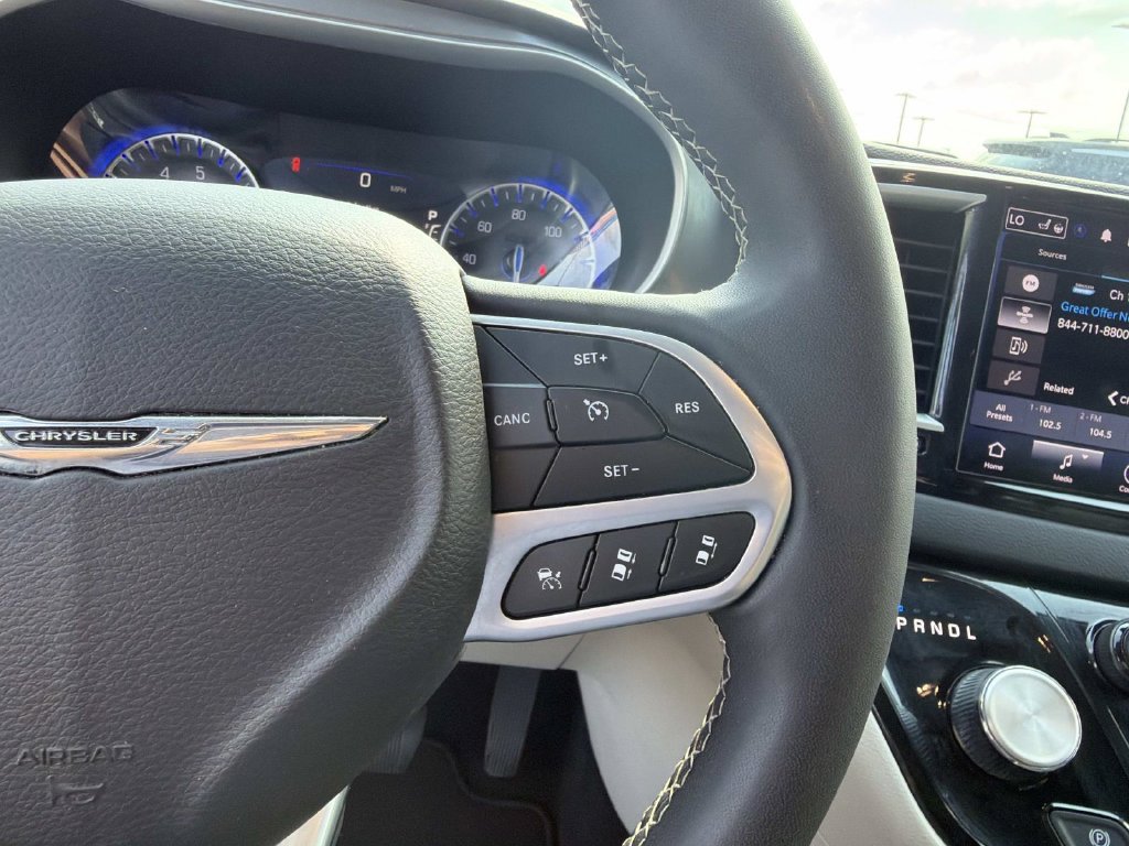 Used 2023 Chrysler Pacifica Touring-L FWD image 26