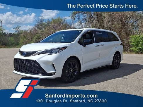 Used 2023 Toyota Sienna XSE FWD image 1