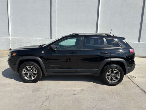 Used 2019 Jeep Cherokee Trailhawk w/ Comfort/Convenience Group AWD/4WD image 2