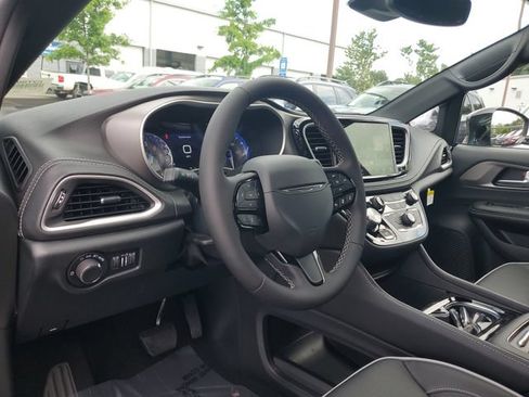 New 2027 Chrysler Pacifica Limited FWD image 18