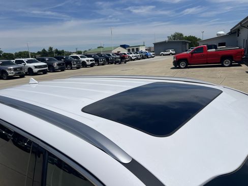 Used 2025 Kia Telluride S FWD image 3