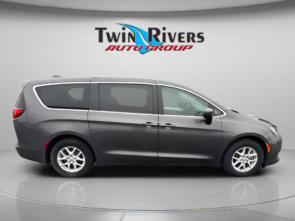 Used 2017 Chrysler Pacifica Touring FWD image 5