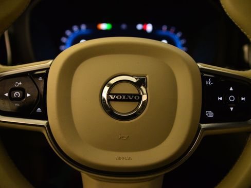 Used 2023 Volvo XC60 B5 Ultimate w/ Climate Package image 13