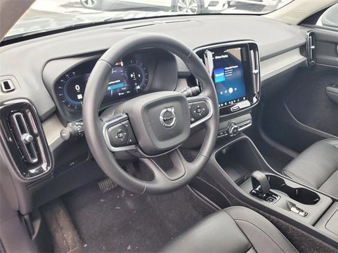 Used 2025 Volvo XC40 B5 Core image 16
