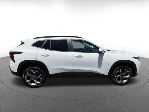 Used 2025 Chevrolet Trax LT w/ LT Convenience Package FWD image 16