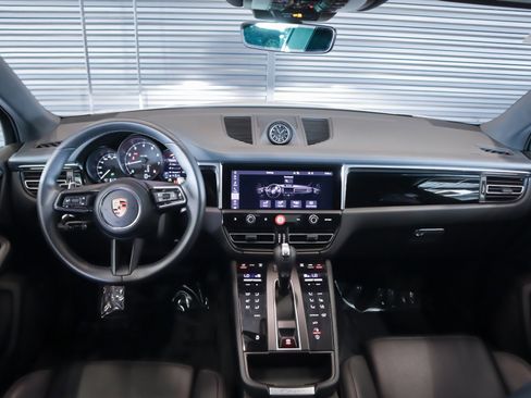 Certified 2025 Porsche Macan AWD/4WD image 11