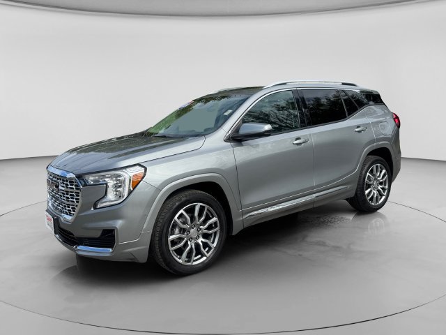 Used 2024 GMC Terrain Denali w/ Denali Premium Package AWD/4WD image 2