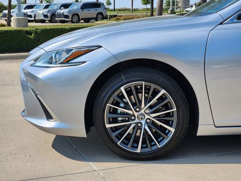 New 2025 Lexus ES 300h w/ Premium Package image 10