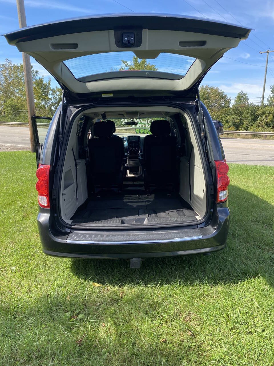 Used 2012 Dodge Grand Caravan SE FWD image 6