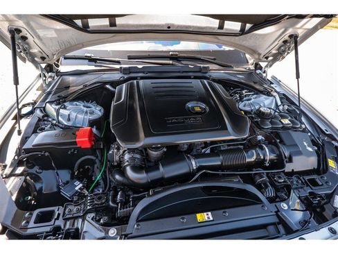 Used 2017 Jaguar XF Premium image 25