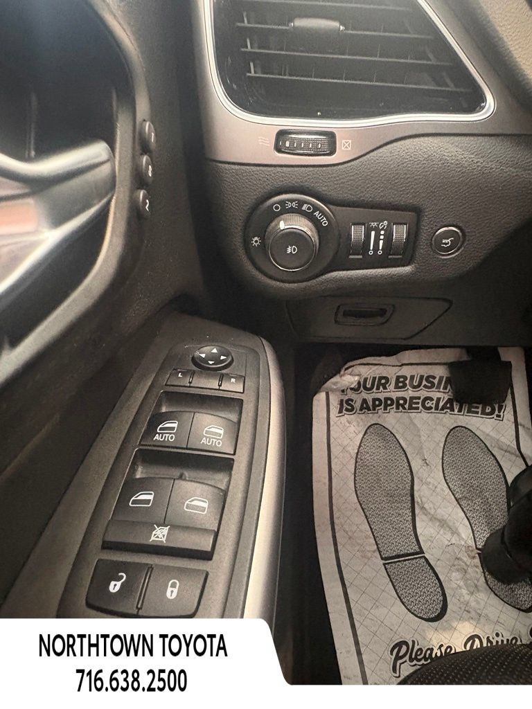 Used 2022 Jeep Cherokee Limited AWD/4WD image 27