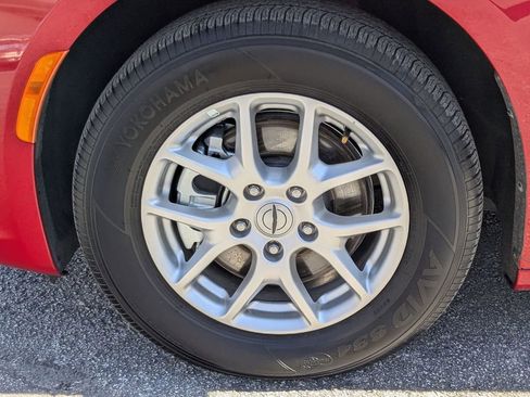 Used 2025 Chrysler Pacifica Select image 28