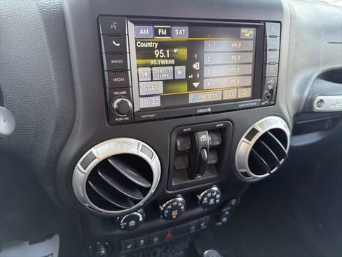 Used 2017 Jeep Wrangler Unlimited Sahara w/ Connectivity Group image 29