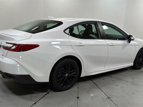 Used 2025 Toyota Camry SE image 5